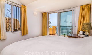 Spaans luxe rijhuis te koop, direct aan zee, in een gated community, met panoramisch zeezicht en op loopafstand van Estepona centrum 40860 