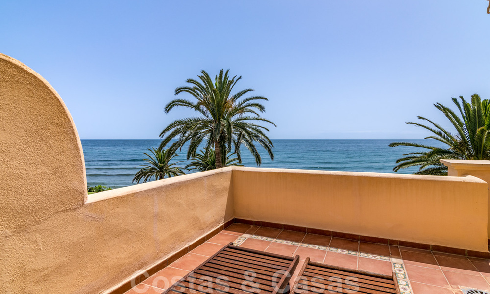 Spaans luxe rijhuis te koop, direct aan zee, in een gated community, met panoramisch zeezicht en op loopafstand van Estepona centrum 40867