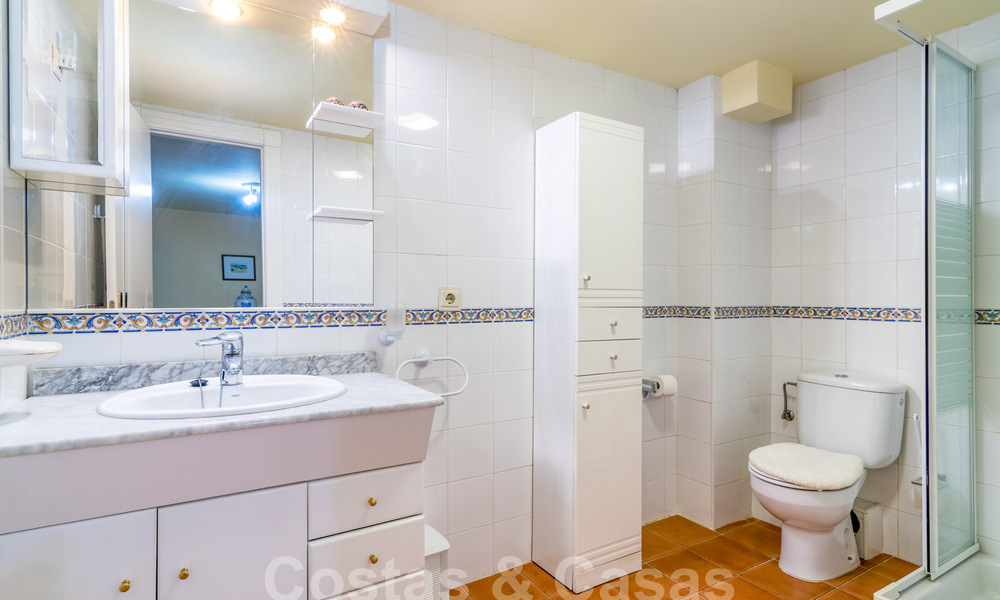 Spaans luxe rijhuis te koop, direct aan zee, in een gated community, met panoramisch zeezicht en op loopafstand van Estepona centrum 40868