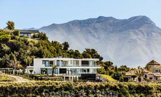 Designer villa te koop met panoramisch zeezicht in een prestigieus golfresort in Benahavis - Marbella 40949 