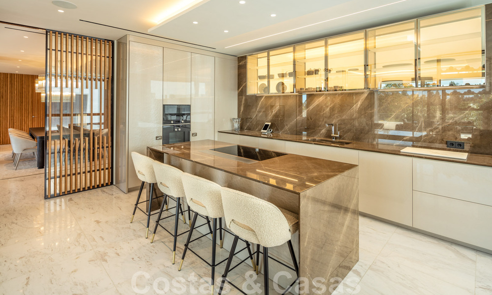 Luxueus, exclusief penthouse met enorm dakterras en eigen zwembad te koop in Marbella, Golden Mile 41116