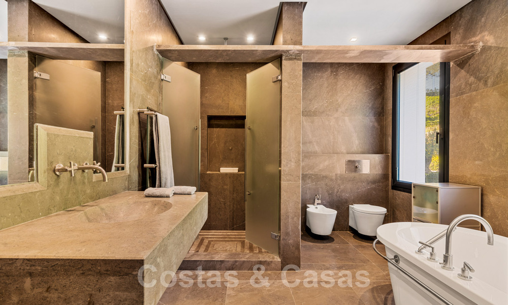 Moderne luxevilla te koop met een design interieur, in het exclusieve La Zagaleta Golfresort, Benahavis - Marbella 41240