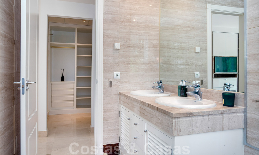 Gerenoveerd, modern appartement te koop met een ruim terras te Nueva Andalucia, Marbella 41374