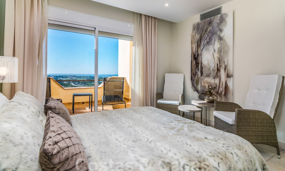 Luxueus, duplex penthouse te koop met panoramisch zeezicht in Benahavis - Marbella 41481