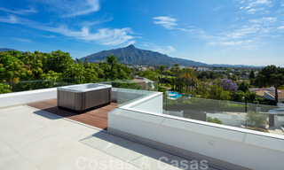 Luxueuze, LA-stijl villa te koop, met een open zicht op de La Concha berg in Nueva Andalucia - Marbella 41719 