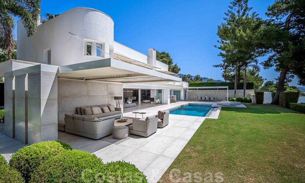 Prachtige villa te koop, gerenoveerd in een luxueuze, moderne stijl, op de Golden Mile - Marbella 41694