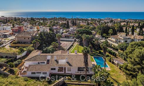 Investeringsobject. Charmante villa te koop op een groot perceel met zeezicht in rustige wijk dicht bij Marbella stad 41795