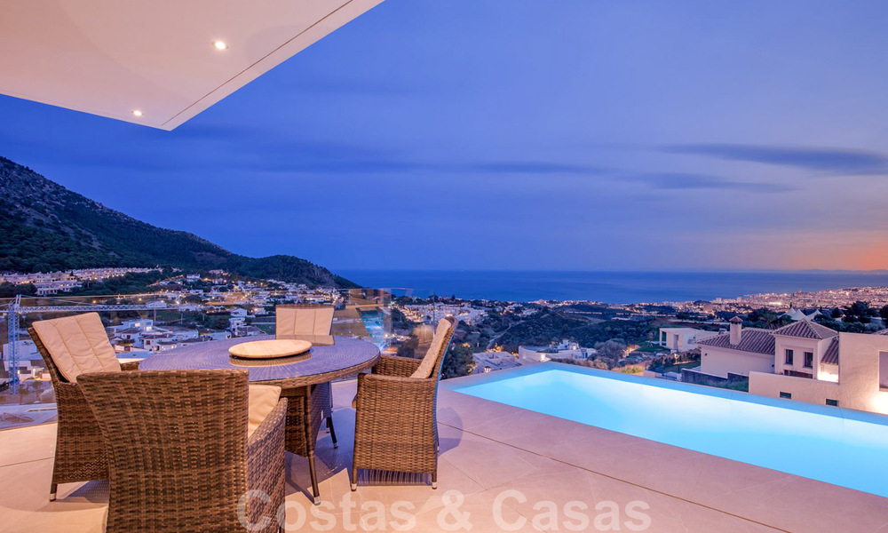 Architecturale, moderne luxevilla te koop in Mijas, Costa del Sol 41967