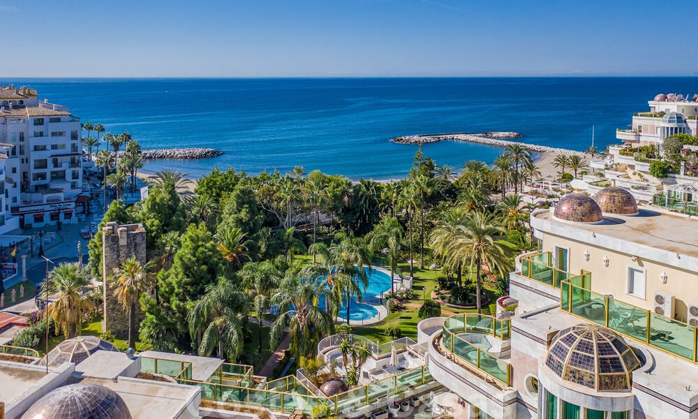 Gerenoveerd appartement te koop, met zeezicht, eerstelijnstrand complex vlak naast de jachthaven van Puerto Banus, Marbella 42079