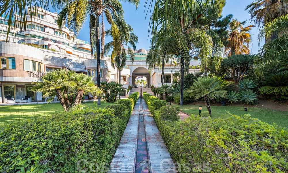 Gerenoveerd appartement te koop, met zeezicht, eerstelijnstrand complex vlak naast de jachthaven van Puerto Banus, Marbella 42082