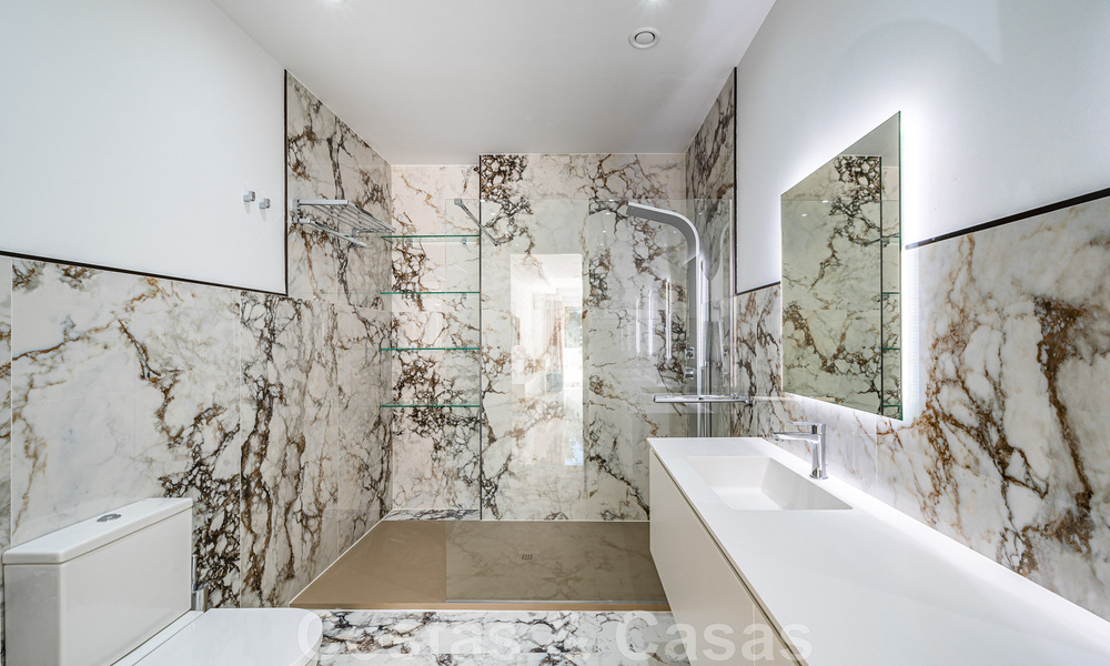 Gerenoveerd appartement te koop, met zeezicht, eerstelijnstrand complex vlak naast de jachthaven van Puerto Banus, Marbella 42236