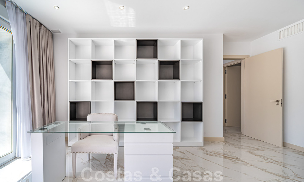 Gerenoveerd appartement te koop, met zeezicht, eerstelijnstrand complex vlak naast de jachthaven van Puerto Banus, Marbella 42241