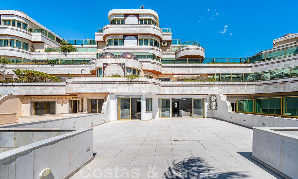 Gerenoveerd appartement te koop, met zeezicht, eerstelijnstrand complex vlak naast de jachthaven van Puerto Banus, Marbella 42244