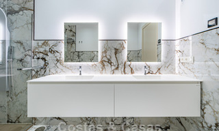 Gerenoveerd appartement te koop, met zeezicht, eerstelijnstrand complex vlak naast de jachthaven van Puerto Banus, Marbella 42245 