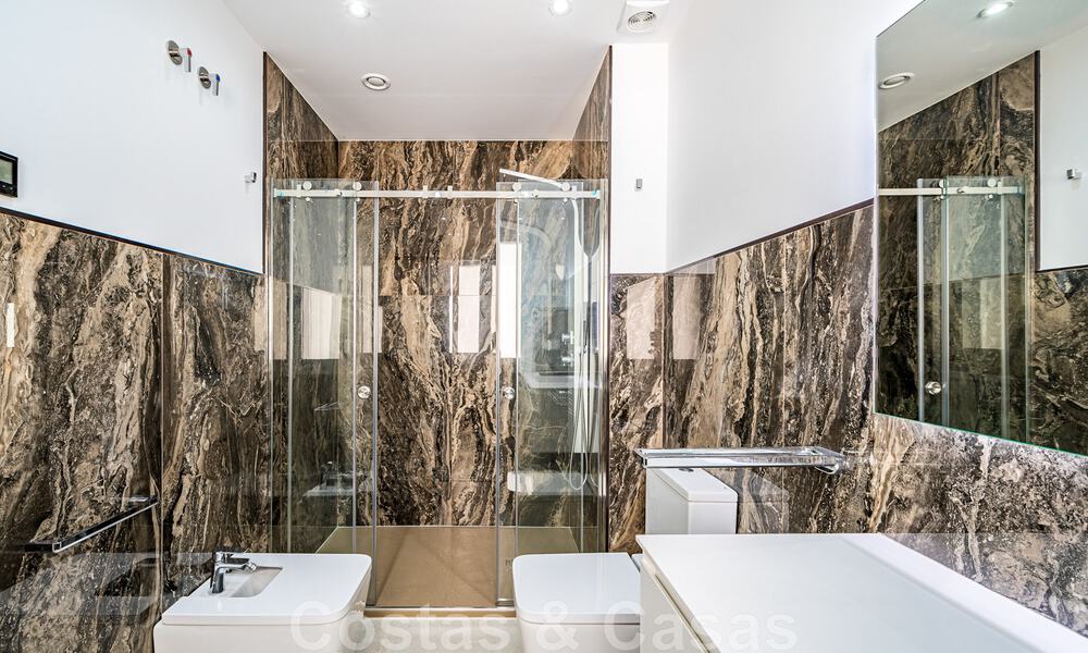 Gerenoveerd appartement te koop, met zeezicht, eerstelijnstrand complex vlak naast de jachthaven van Puerto Banus, Marbella 42247