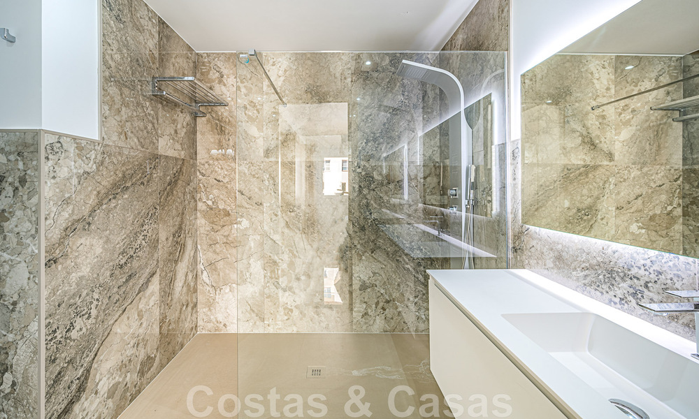 Gerenoveerd appartement te koop, met zeezicht, eerstelijnstrand complex vlak naast de jachthaven van Puerto Banus, Marbella 42250