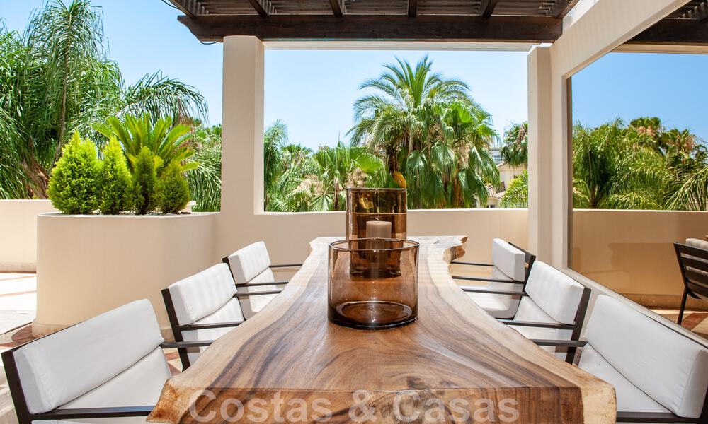 Luxe penthouse te koop in prachtig eerstelijnsgolf resort in Nueva Andalucia, Marbella 42192