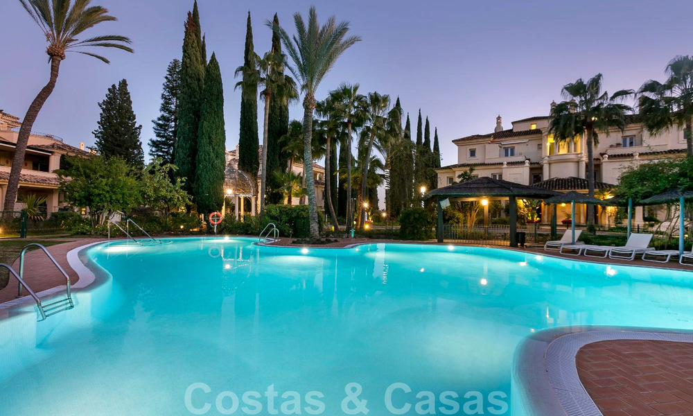 Luxe penthouse te koop in prachtig eerstelijnsgolf resort in Nueva Andalucia, Marbella 42214