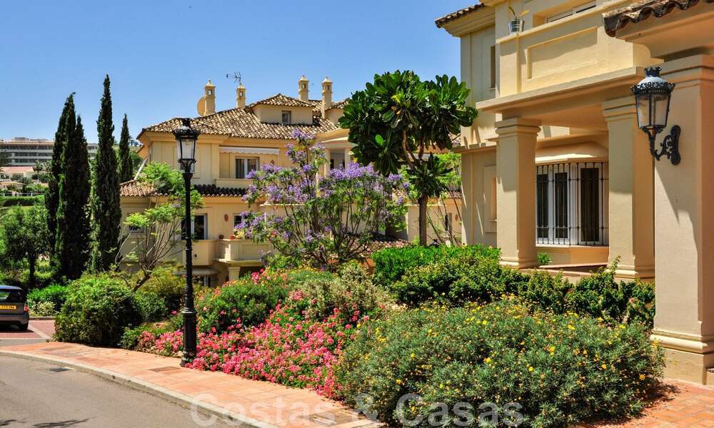 Luxe penthouse te koop in prachtig eerstelijnsgolf resort in Nueva Andalucia, Marbella 42282