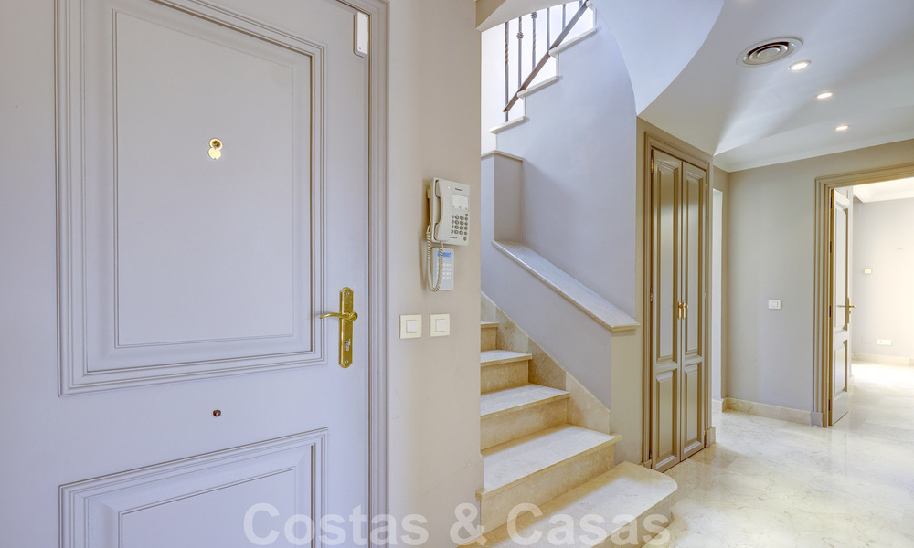 Luxe penthouse te koop in prachtig eerstelijnsgolf resort in Nueva Andalucia, Marbella 51660