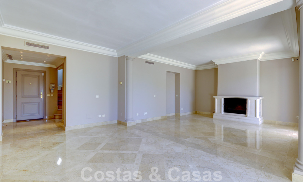 Luxe penthouse te koop in prachtig eerstelijnsgolf resort in Nueva Andalucia, Marbella 51662