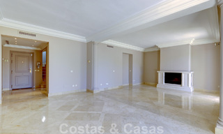 Luxe penthouse te koop in prachtig eerstelijnsgolf resort in Nueva Andalucia, Marbella 51662 
