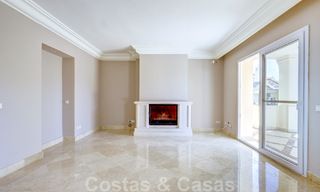 Luxe penthouse te koop in prachtig eerstelijnsgolf resort in Nueva Andalucia, Marbella 51663 