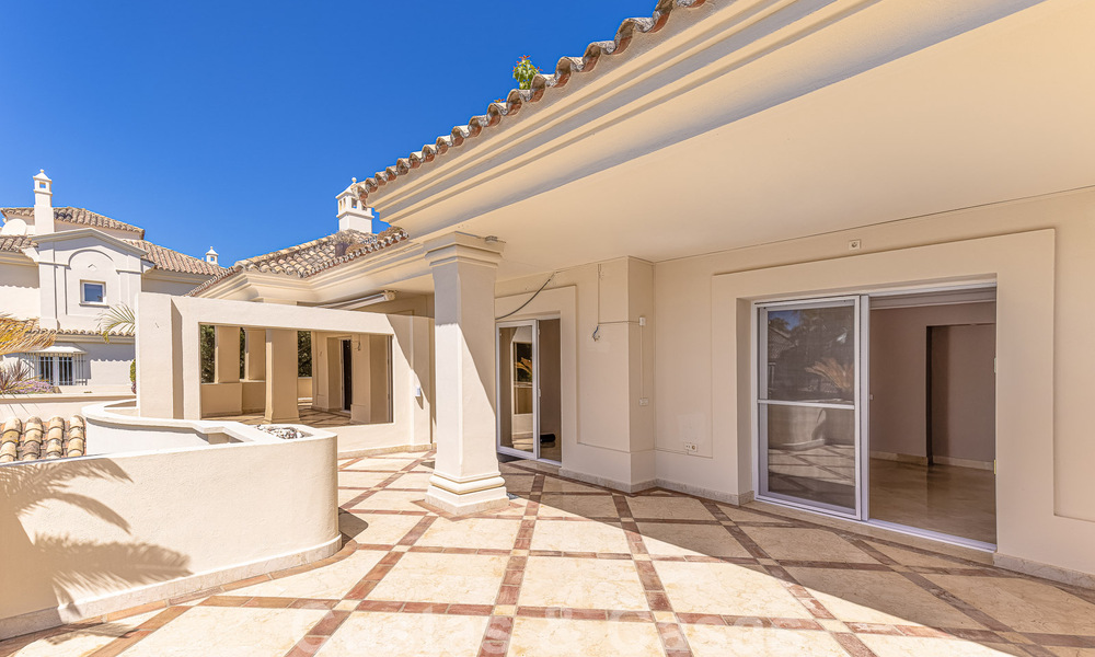 Luxe penthouse te koop in prachtig eerstelijnsgolf resort in Nueva Andalucia, Marbella 51665