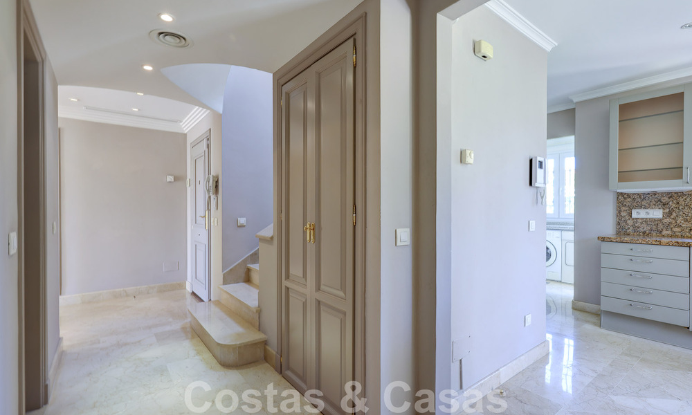 Luxe penthouse te koop in prachtig eerstelijnsgolf resort in Nueva Andalucia, Marbella 51674