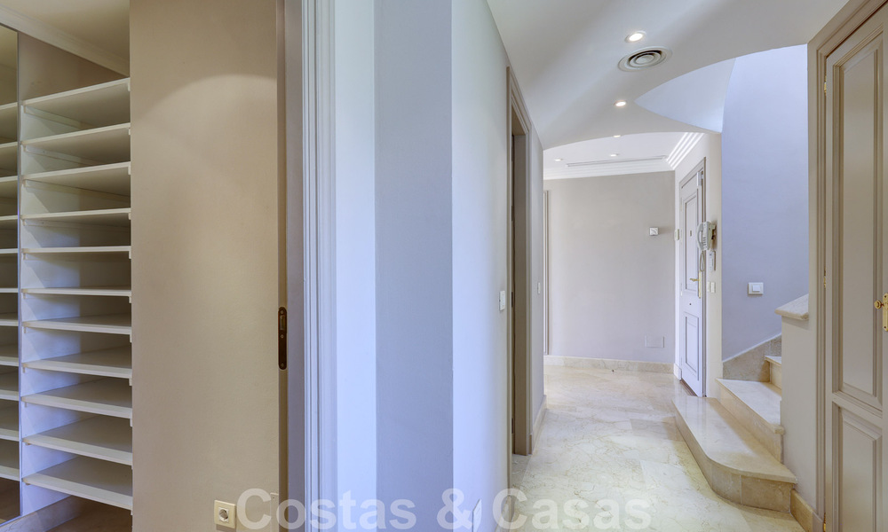 Luxe penthouse te koop in prachtig eerstelijnsgolf resort in Nueva Andalucia, Marbella 51675