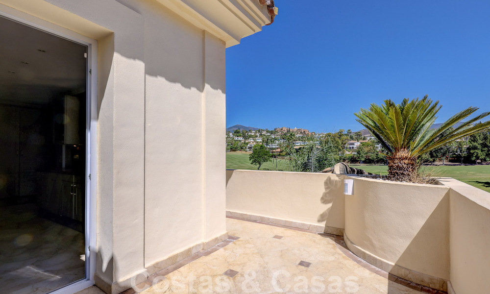 Luxe penthouse te koop in prachtig eerstelijnsgolf resort in Nueva Andalucia, Marbella 51681