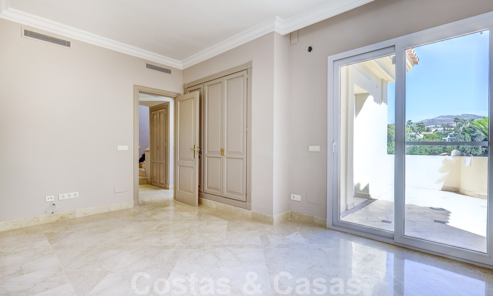 Luxe penthouse te koop in prachtig eerstelijnsgolf resort in Nueva Andalucia, Marbella 51690
