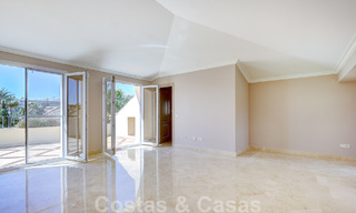 Luxe penthouse te koop in prachtig eerstelijnsgolf resort in Nueva Andalucia, Marbella 51694 