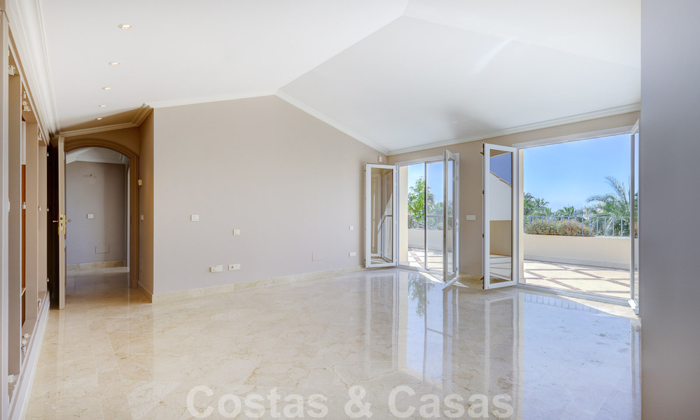 Luxe penthouse te koop in prachtig eerstelijnsgolf resort in Nueva Andalucia, Marbella 51695