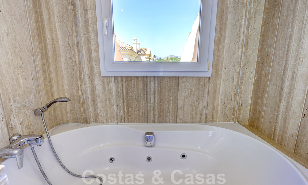 Luxe penthouse te koop in prachtig eerstelijnsgolf resort in Nueva Andalucia, Marbella 51696