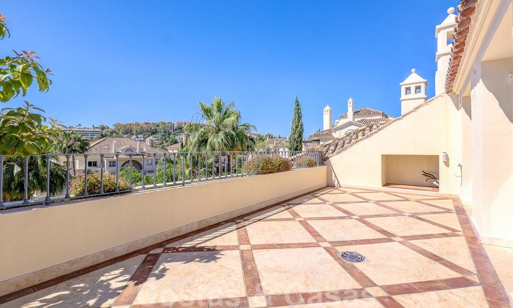 Luxe penthouse te koop in prachtig eerstelijnsgolf resort in Nueva Andalucia, Marbella 51700