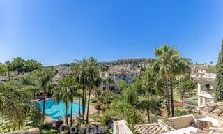 Luxe penthouse te koop in prachtig eerstelijnsgolf resort in Nueva Andalucia, Marbella 51702 