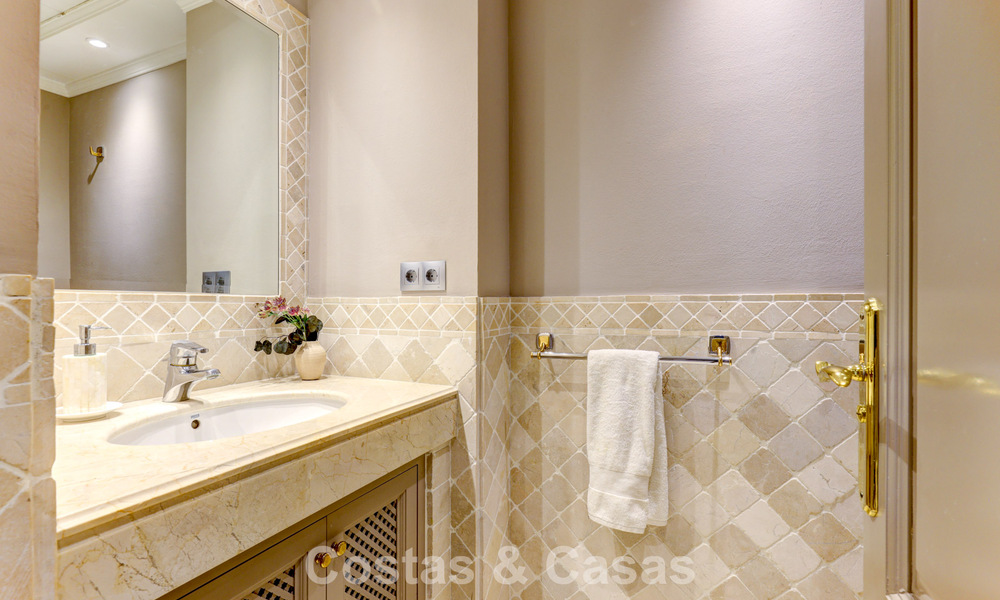 Luxe penthouse te koop in prachtig eerstelijnsgolf resort in Nueva Andalucia, Marbella 796974