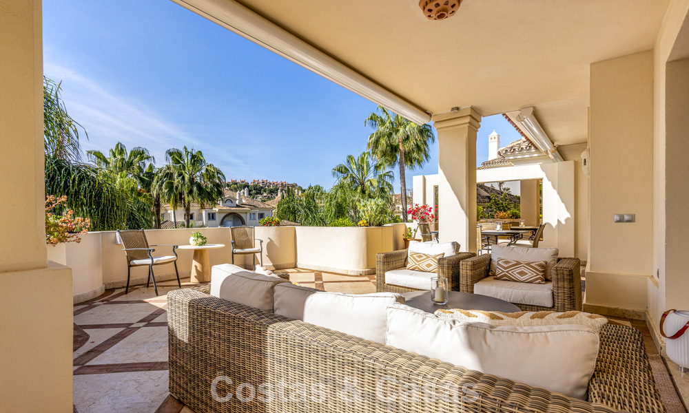 Luxe penthouse te koop in prachtig eerstelijnsgolf resort in Nueva Andalucia, Marbella 796991