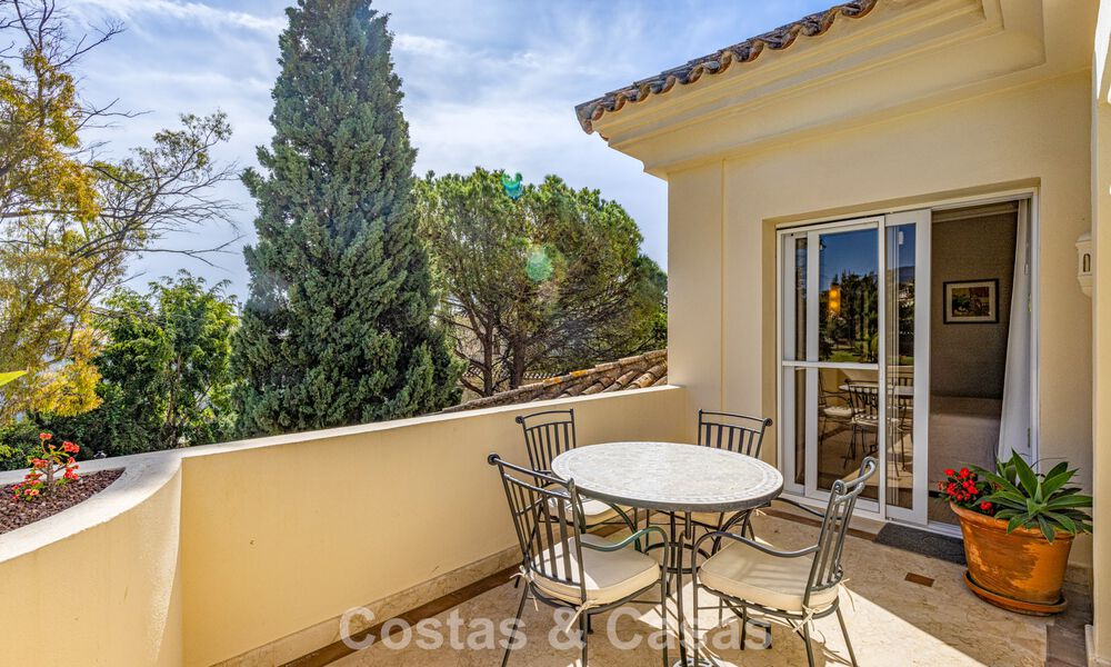 Luxe penthouse te koop in prachtig eerstelijnsgolf resort in Nueva Andalucia, Marbella 797004