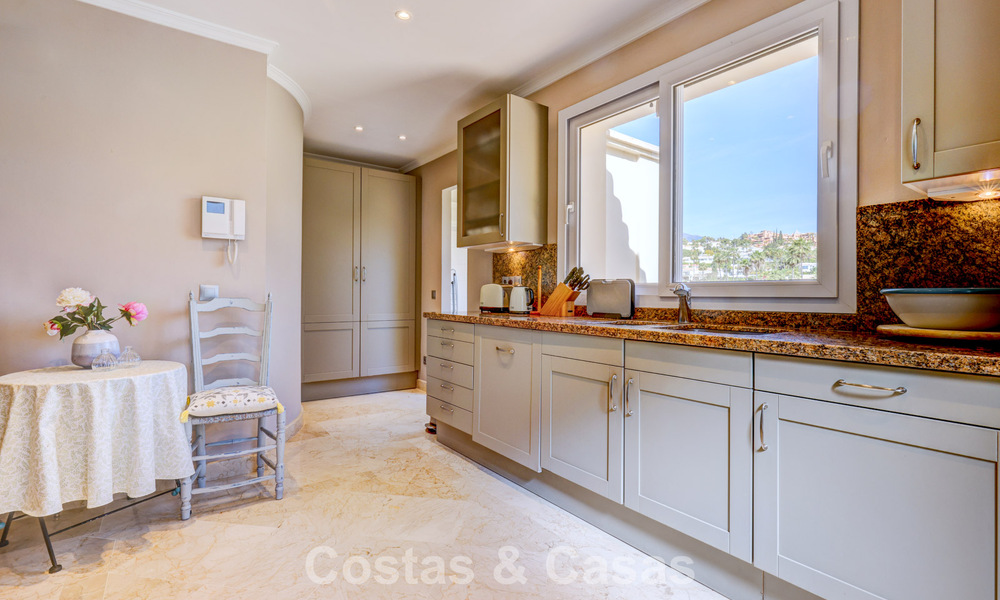 Luxe penthouse te koop in prachtig eerstelijnsgolf resort in Nueva Andalucia, Marbella 797006