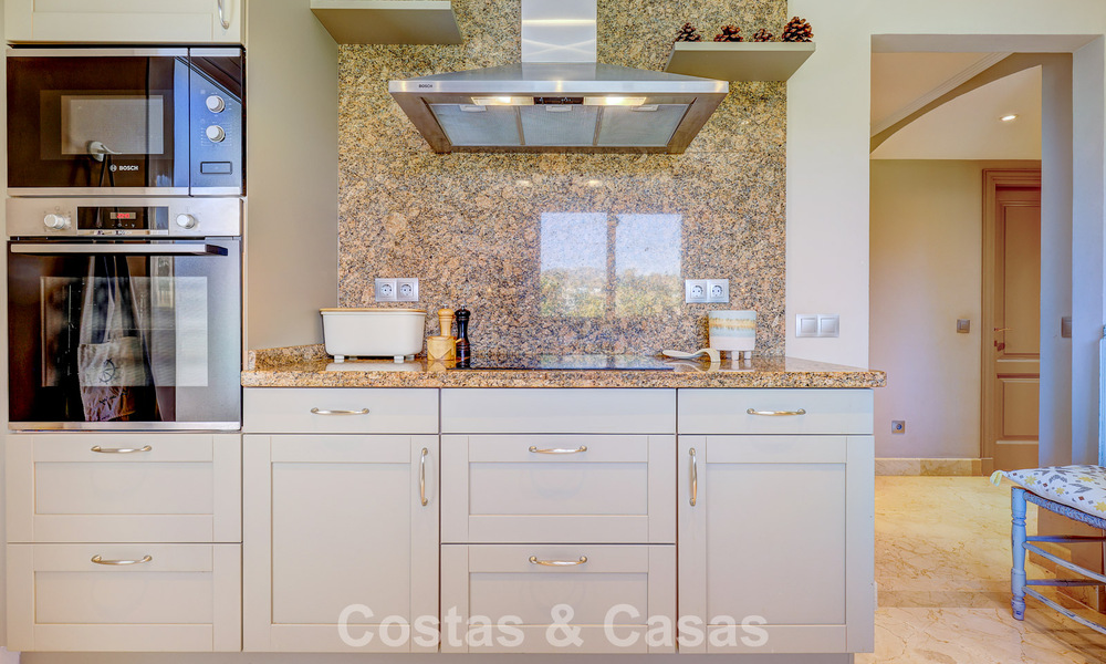 Luxe penthouse te koop in prachtig eerstelijnsgolf resort in Nueva Andalucia, Marbella 797009