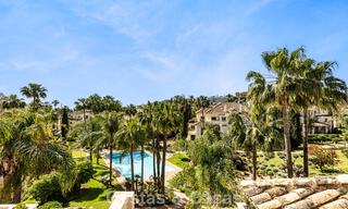 Luxe penthouse te koop in prachtig eerstelijnsgolf resort in Nueva Andalucia, Marbella 797019 