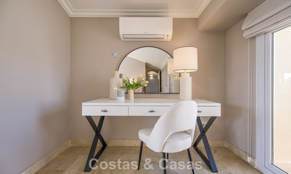 Luxe penthouse te koop in prachtig eerstelijnsgolf resort in Nueva Andalucia, Marbella 797020