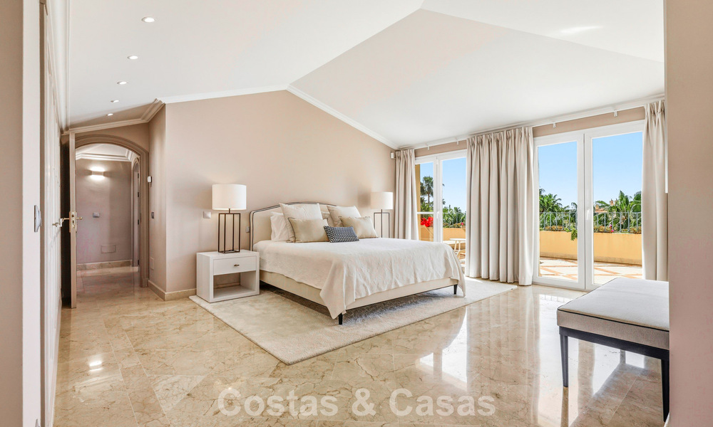 Luxe penthouse te koop in prachtig eerstelijnsgolf resort in Nueva Andalucia, Marbella 797021