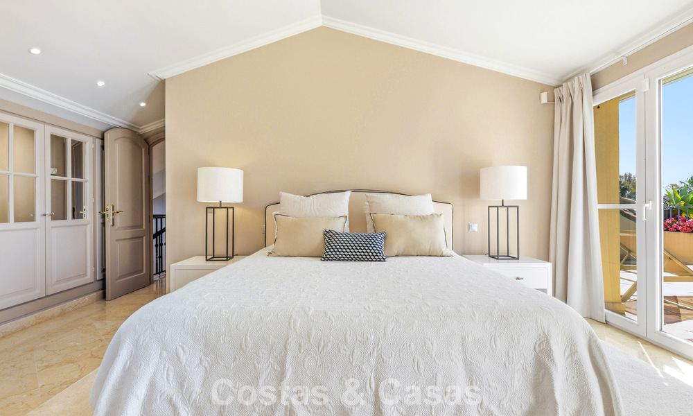 Luxe penthouse te koop in prachtig eerstelijnsgolf resort in Nueva Andalucia, Marbella 797022