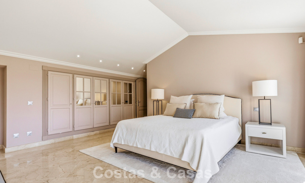 Luxe penthouse te koop in prachtig eerstelijnsgolf resort in Nueva Andalucia, Marbella 797023