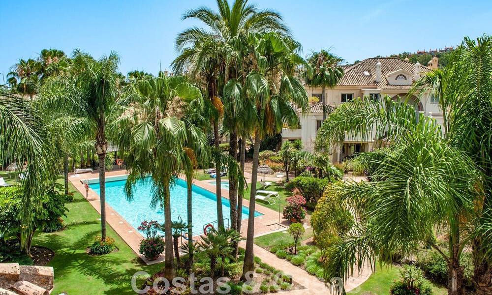 Luxe penthouse te koop in prachtig eerstelijnsgolf resort in Nueva Andalucia, Marbella 797026