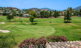 Luxe penthouse te koop in prachtig eerstelijnsgolf resort in Nueva Andalucia, Marbella 797032 