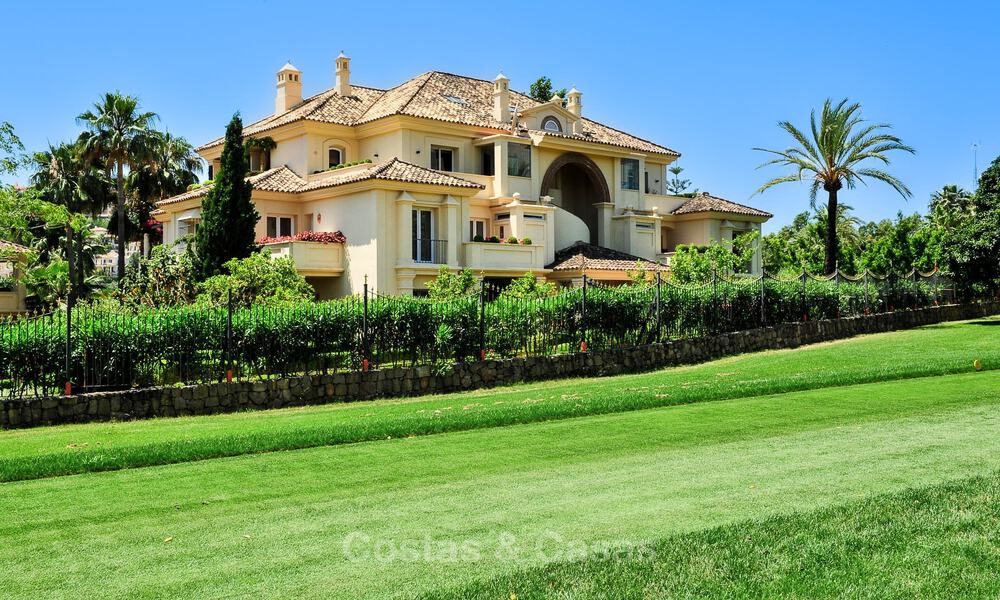 Luxe penthouse te koop in prachtig eerstelijnsgolf resort in Nueva Andalucia, Marbella 797037